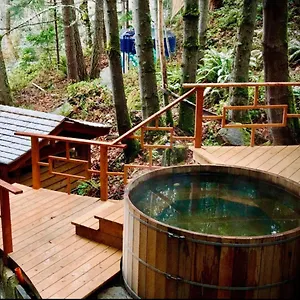 Sungate On Salt Spring - Luxurious With Cedar Hot Tub & View Bed & Breakfast
