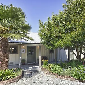 Hedgerow House 3*, Ganges Canada